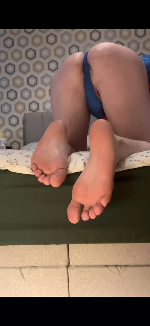 Would you lick my soles or suck my toes?😜