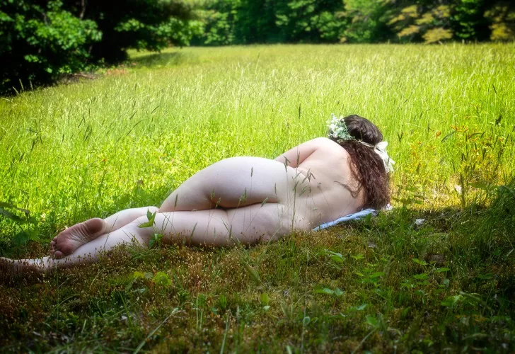 Enjoying some naked time in the fields 😌