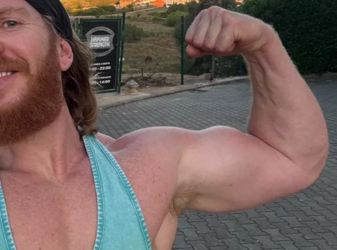 Get your entire lungs filled up with this stink gym pit!