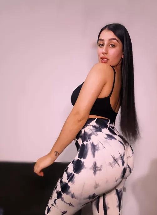 My new batik leggings are comfortable and HOT 