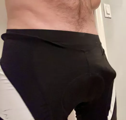 (36) Fit American dad bulging through his bike shorts. Anyone wanna go for a ride?