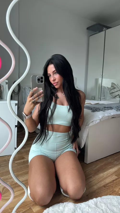 Do I look cute in this crop top ;)