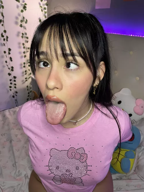 do i look like the slut u want me to?