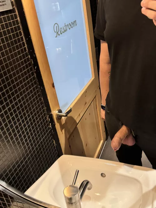 Felt horny at a pub, and could resist 😈💦