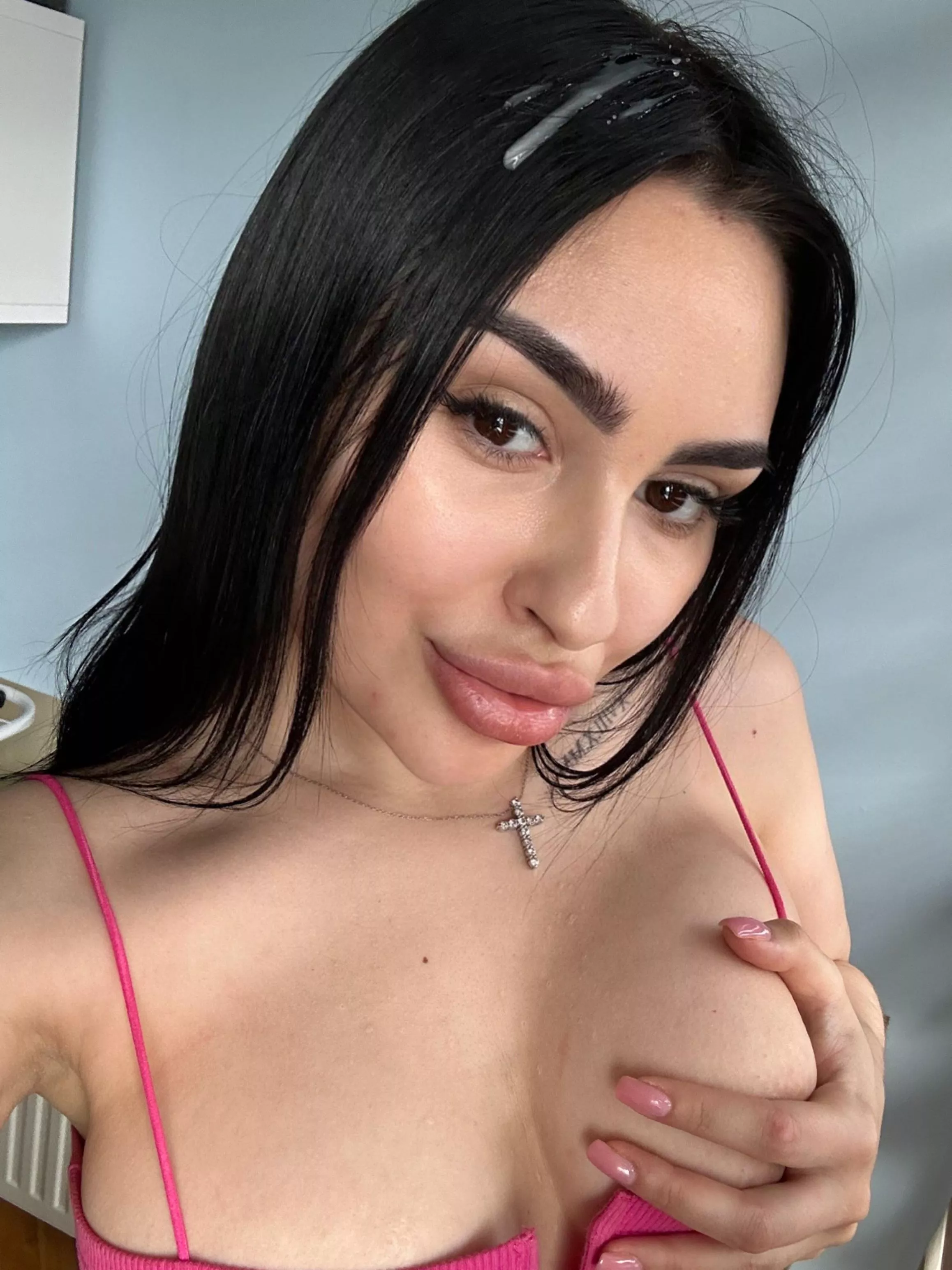 how beautiful the sperm runs down my hair I want it to run down my chest too