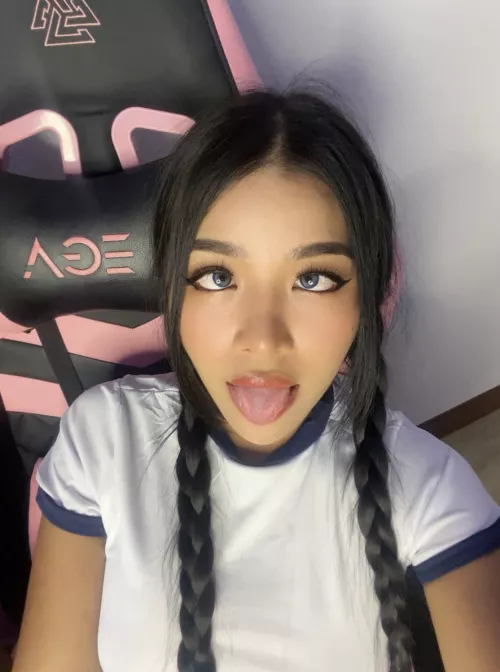 I send pics like this to guys who top my KD in MW3 so they can get a release between rounds.