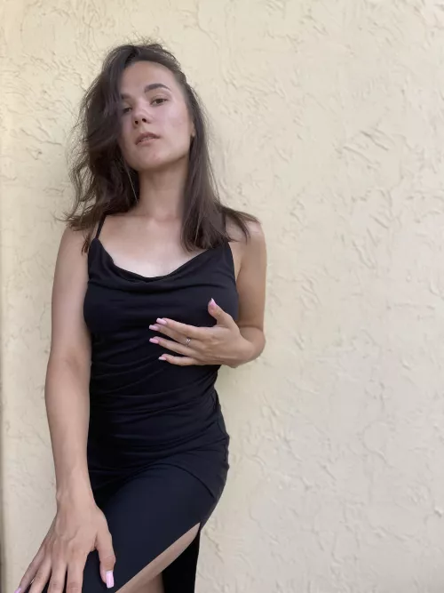 I'm not a skinny girl, so I want to believe that a tight dress suits me