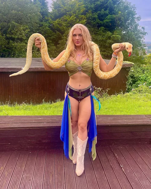 Slave 4 u - Britney Spears cosplay (from the 2001 MTV VMA’s)