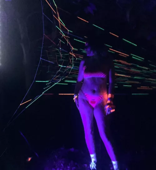 This String Art + Blacklight illuminates my whole body… i wanted to see myself naked in it so bad lol 