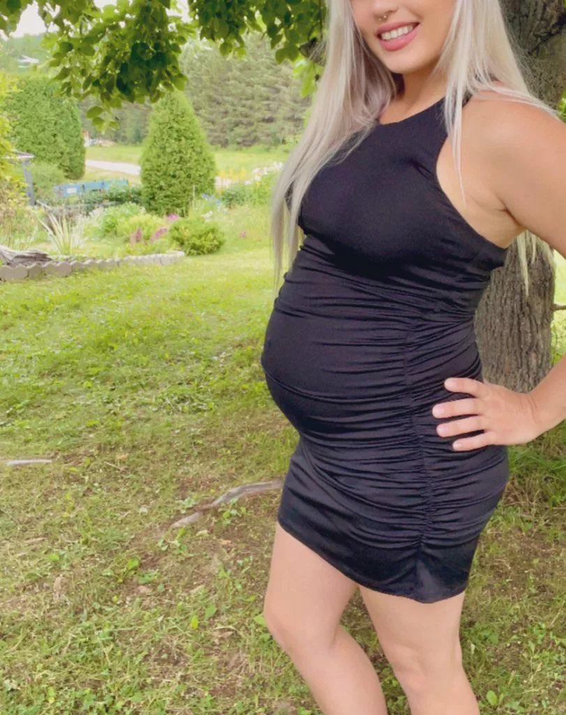 25 weeks into pregnancy is making me glowing ✨🔥 do you want to see some more of me?