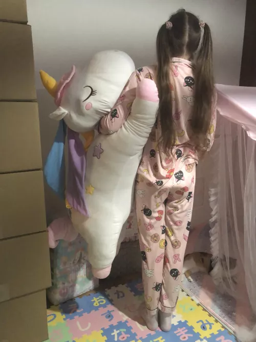 Everyone, look at my huge unicorn plush !