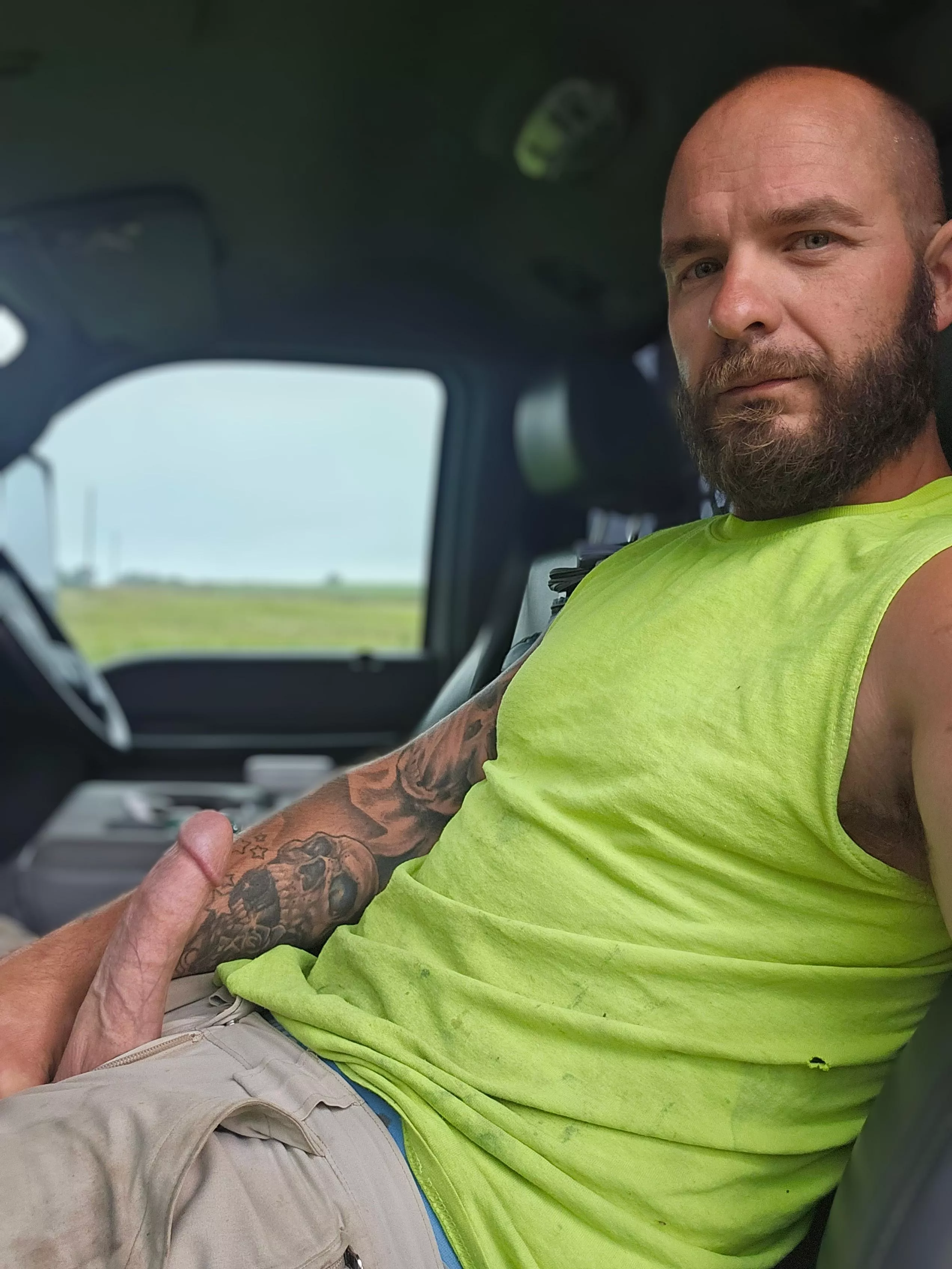 Horny AF, entertain me in my DMs! 