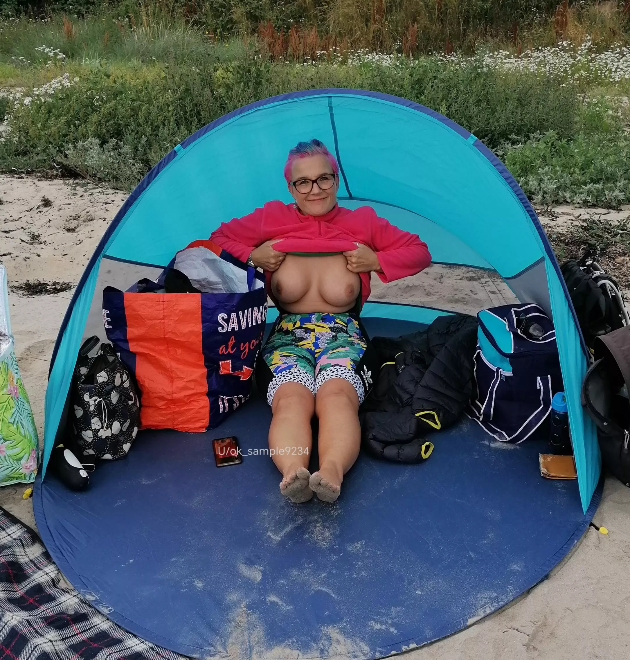 Sneaky flash at a busy UK beach x 42 female 