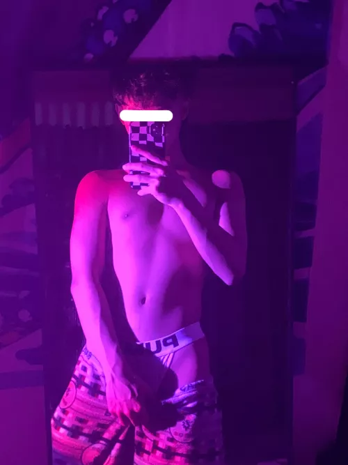 someone make me their small spoon 😩