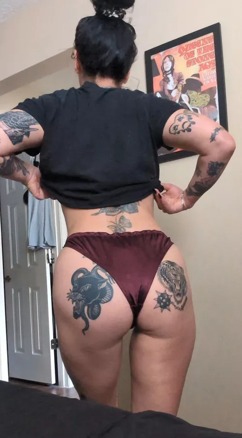 Here's my lil butt in burgundy! I love this satin style 🤩🤩
