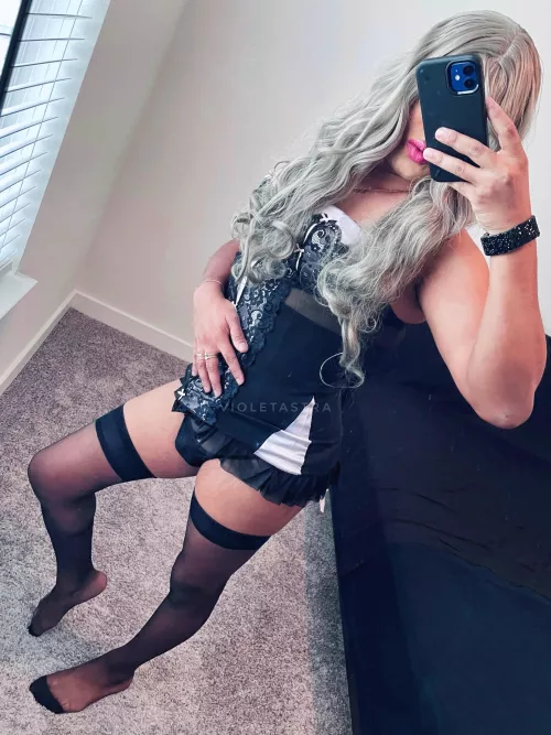 Would you make your 5’4” married friend your little secret? 💕