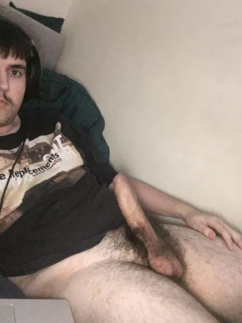 (19) 6’7 teen with a huge cock, who’s down 😅