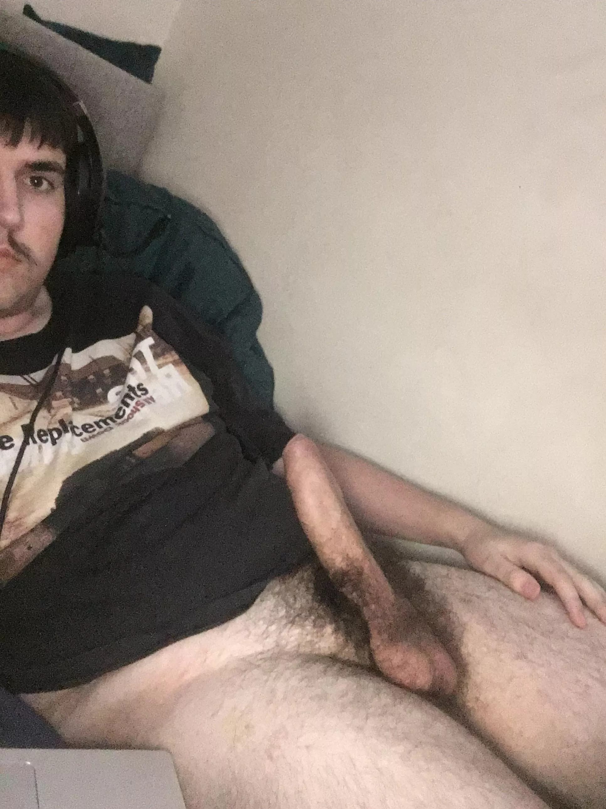 (19) 6’7 teen with a huge cock, who’s down 😅