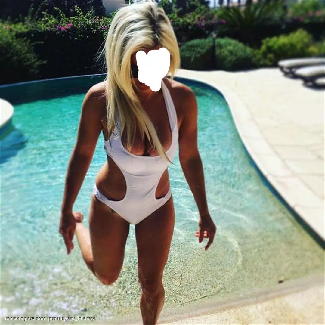 Another day on holiday another swimsuit to show off her gorgeous milf body 🔥👿