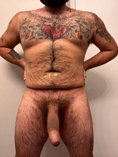 Big men deserved to be worshiped too. Would you worship me? 😏😈