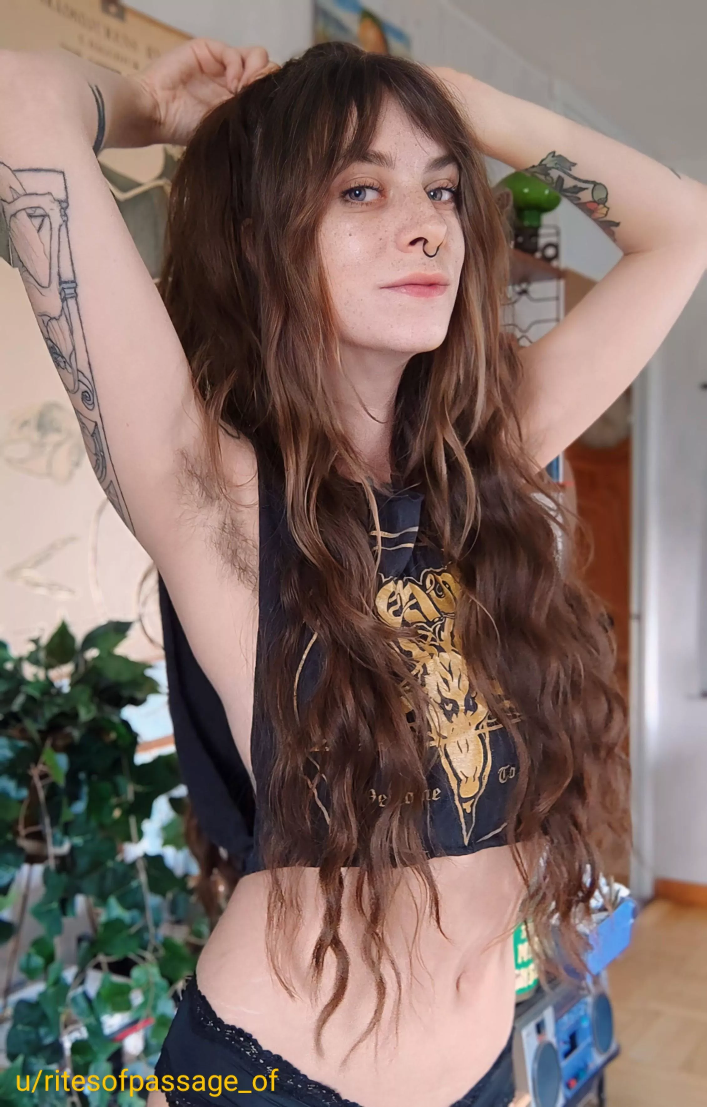 Freckles and armpit hair is a good combination, don't you think? 