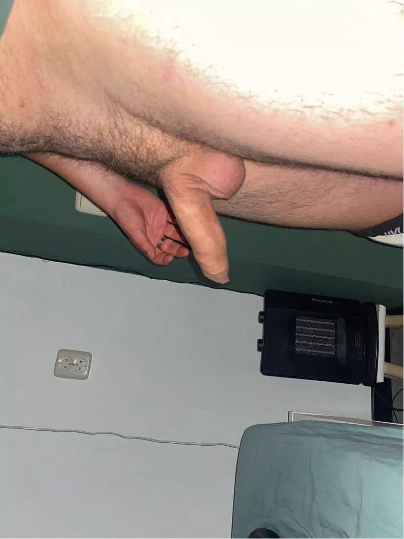 Hmu if ur reallyyyyy hung. I want to piss on myself for u