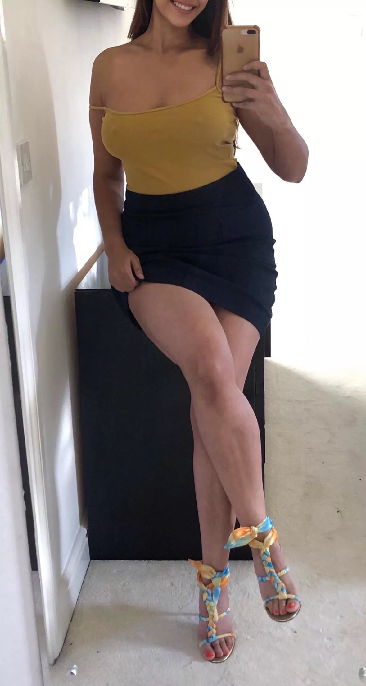 Cleavage and heels always turns heads... (f)