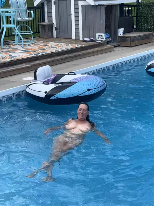 Nude swimming 😊