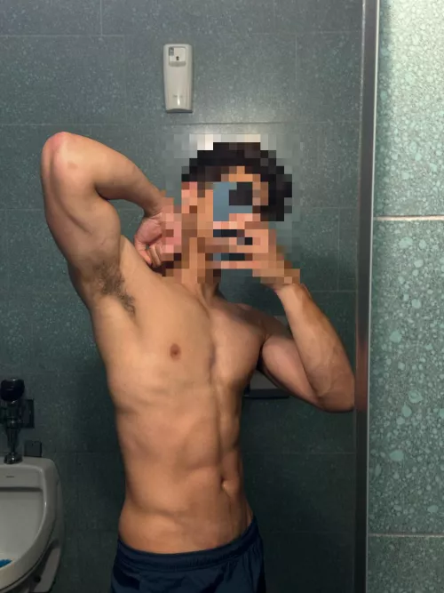 Taste my pits mid-workout 