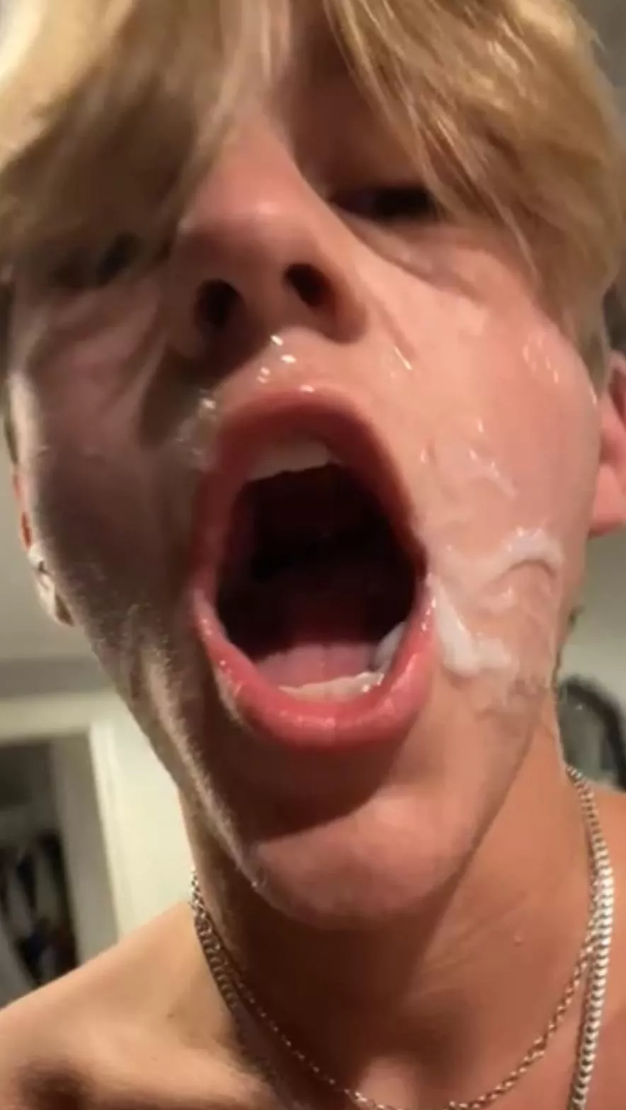 25 year old trynna make a hot group chat. Snap me at GayStudDick with face pic. Don’t be a boring person.