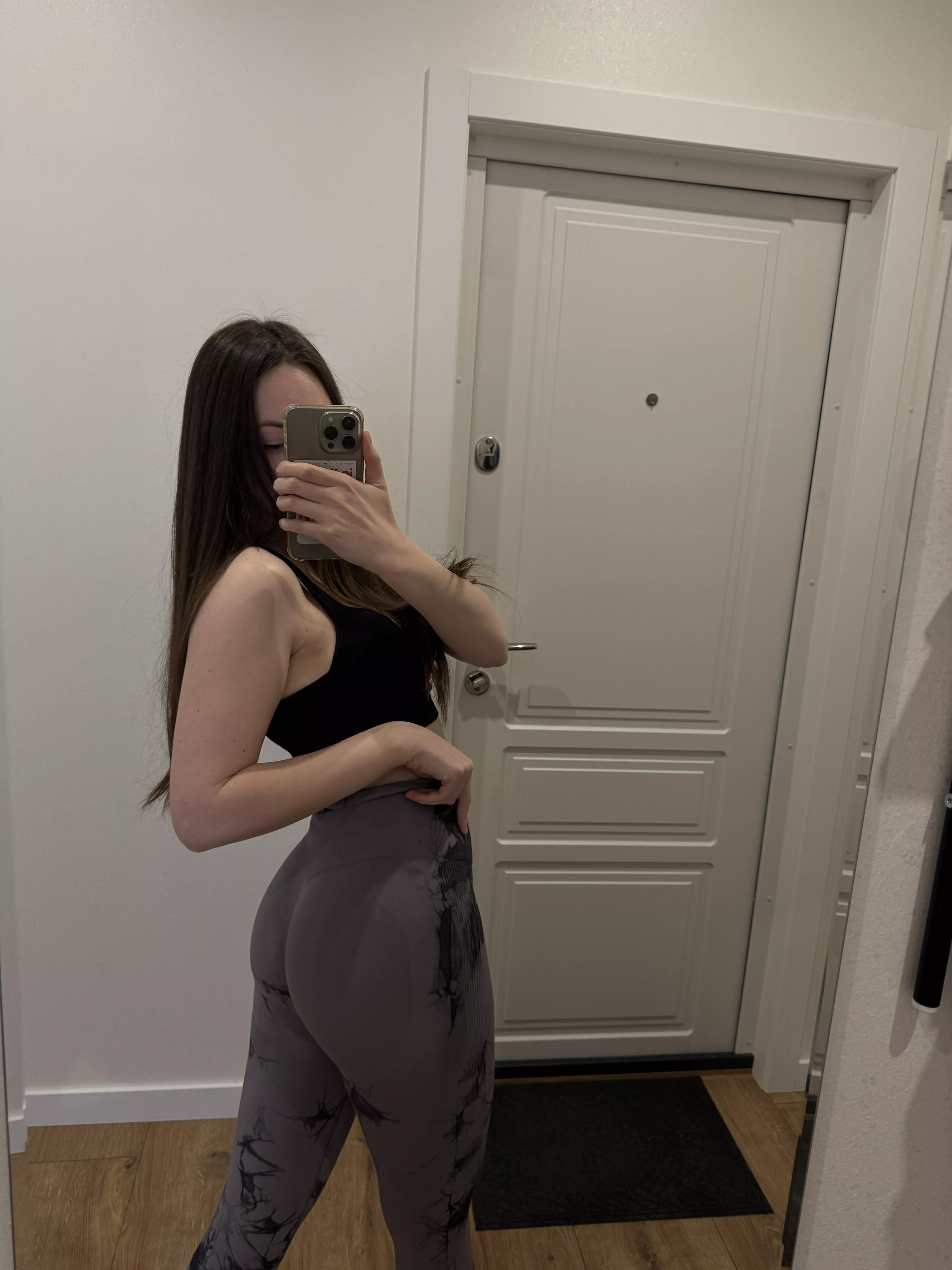 A juicy ass always looks 2 times more attractive in leggings