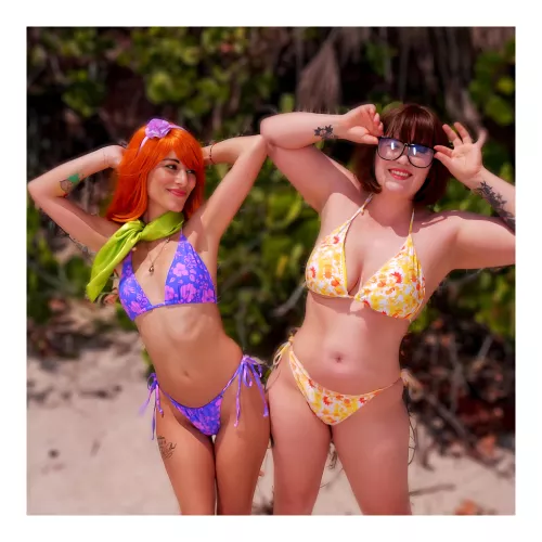 Daphne (@danibSciacca) and Velma (@Shybicosplay) at the beach photo by me.