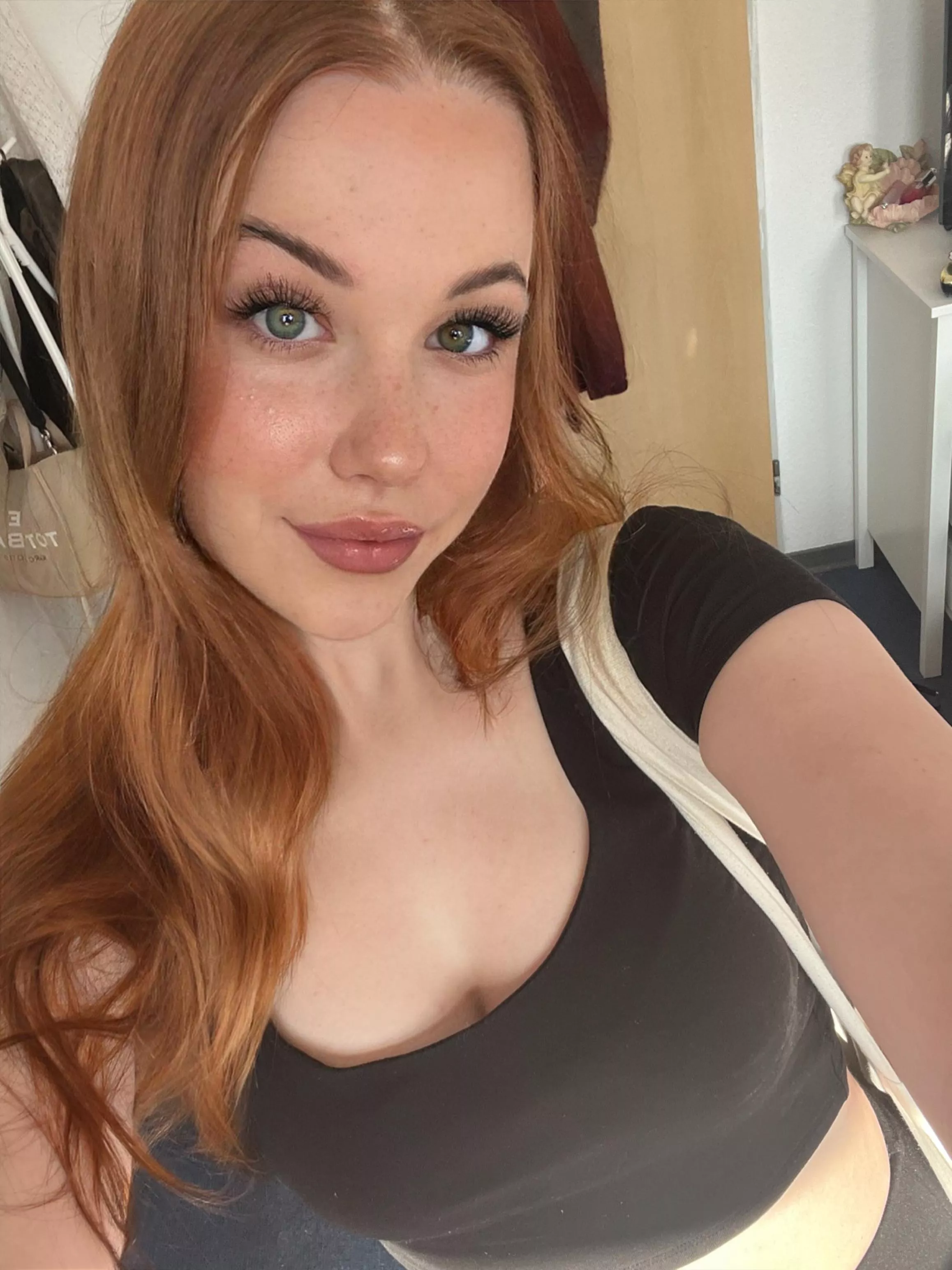 Do i look pretty on this top ?