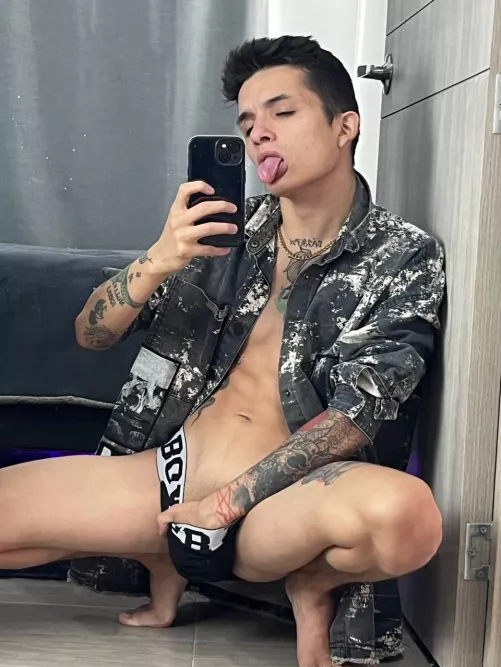 Everything I need and more between my fingers 🥵