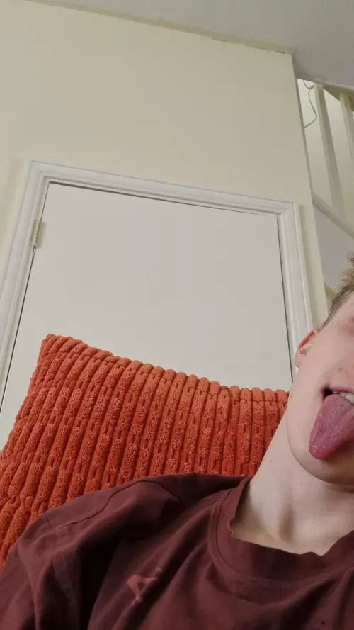 M 23 UK Straight guy here bored af wondering if any gay bottoms wanna be friends and get to know esch other hmu if youre my age or younger