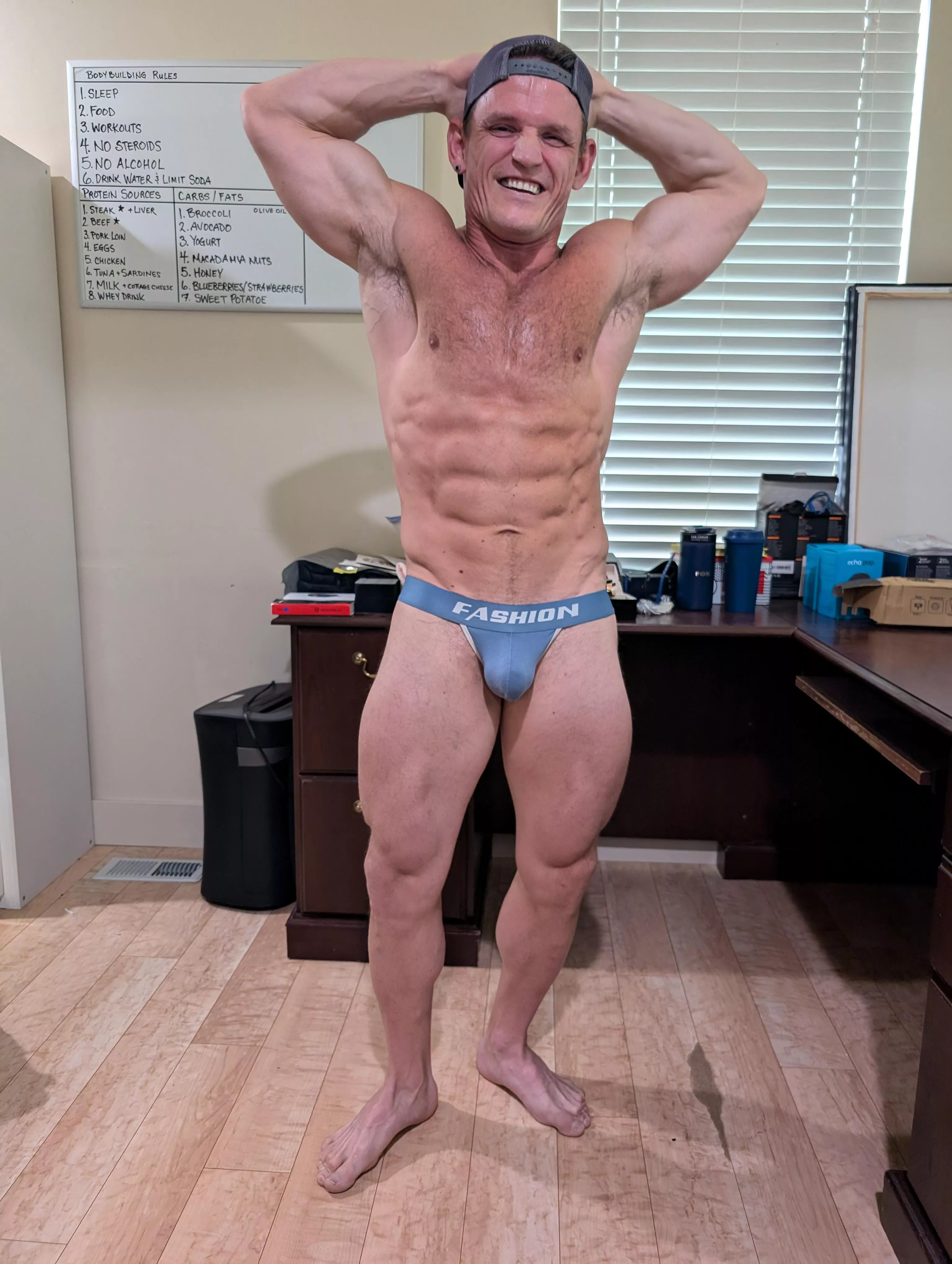 [44] Gay Bottom Muscle Daddy Flexing! Any Top Daddies like other Muscle Bottom Daddies?