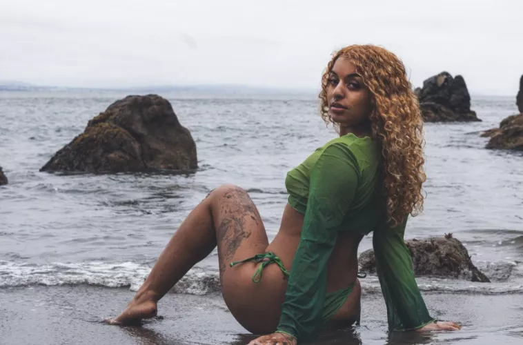 I hope the waves can quench my horniness.