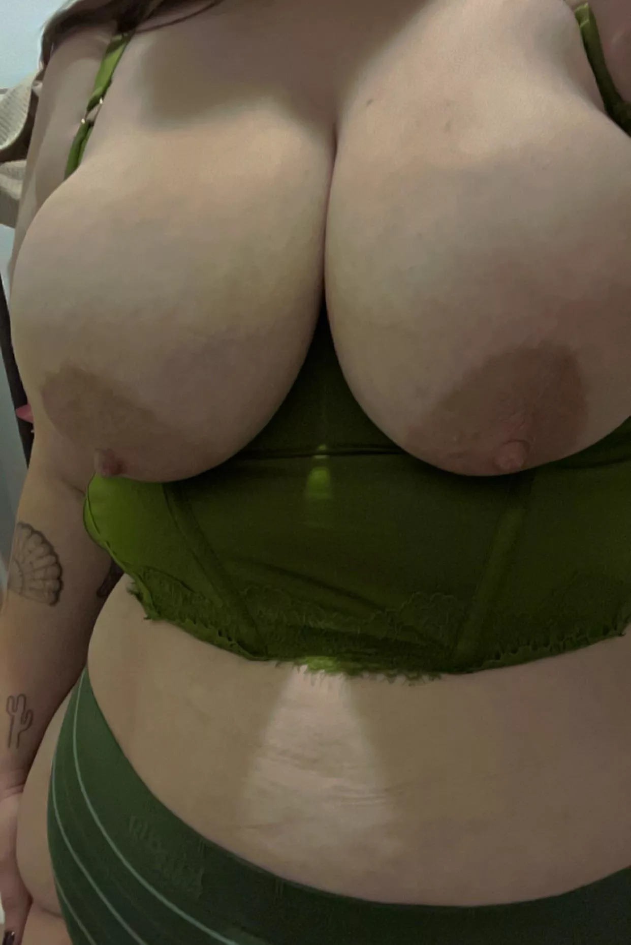 my plans got cancelled for tonight so here’s to getting drunk at home instead 🍸 