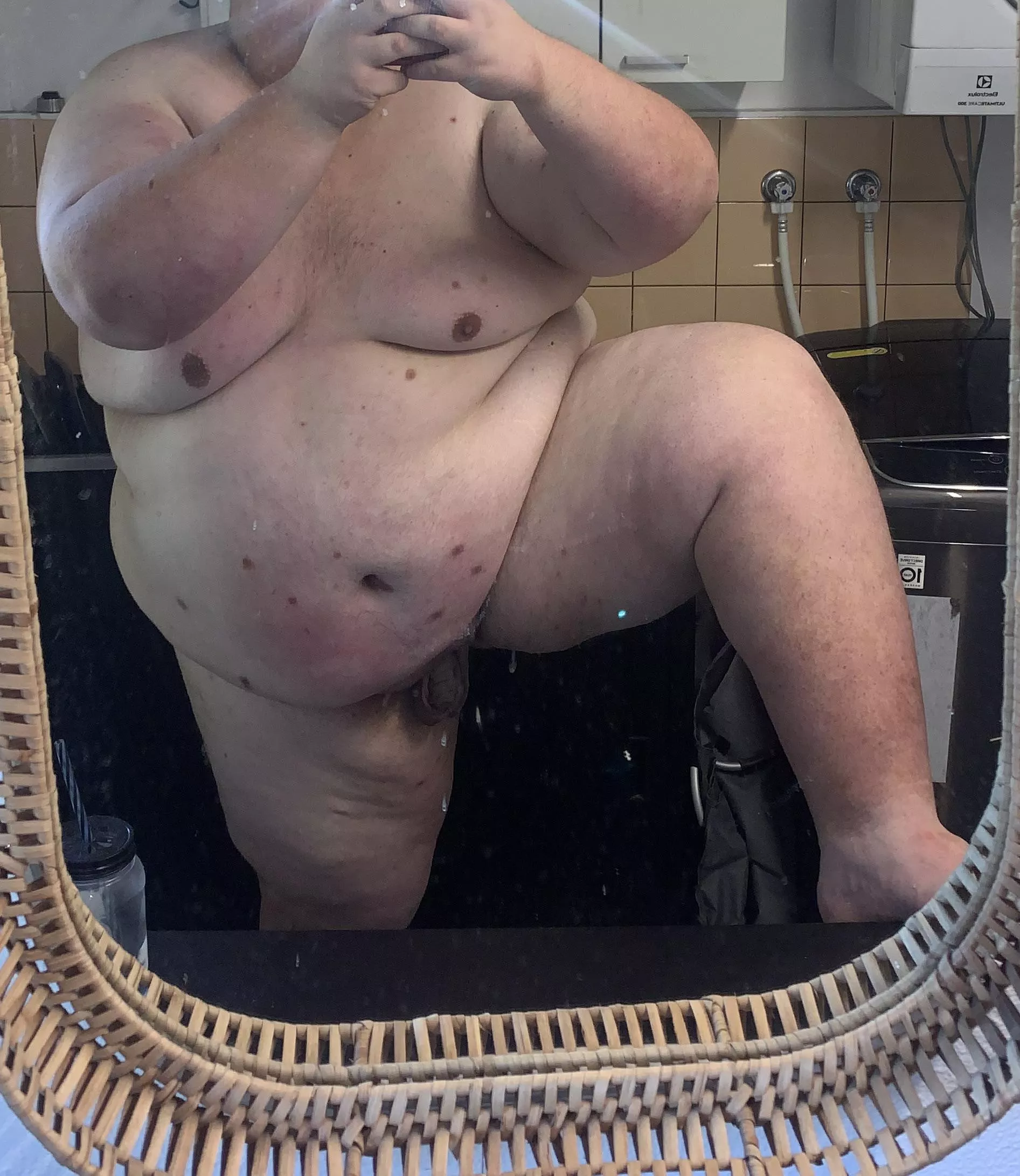 Straight Aussie guy showing off my fresh body after shower