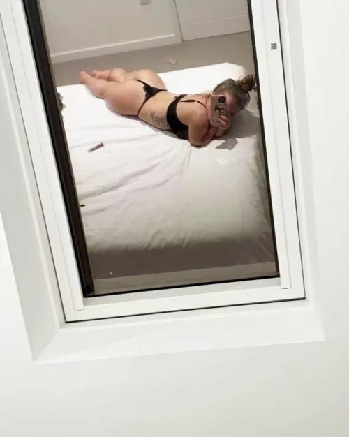 A dwarf girl like me enjoys taking selfies in the mirror