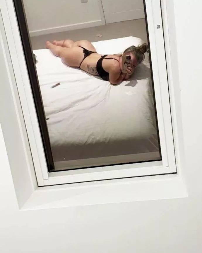 A dwarf girl like me enjoys taking selfies in the mirror