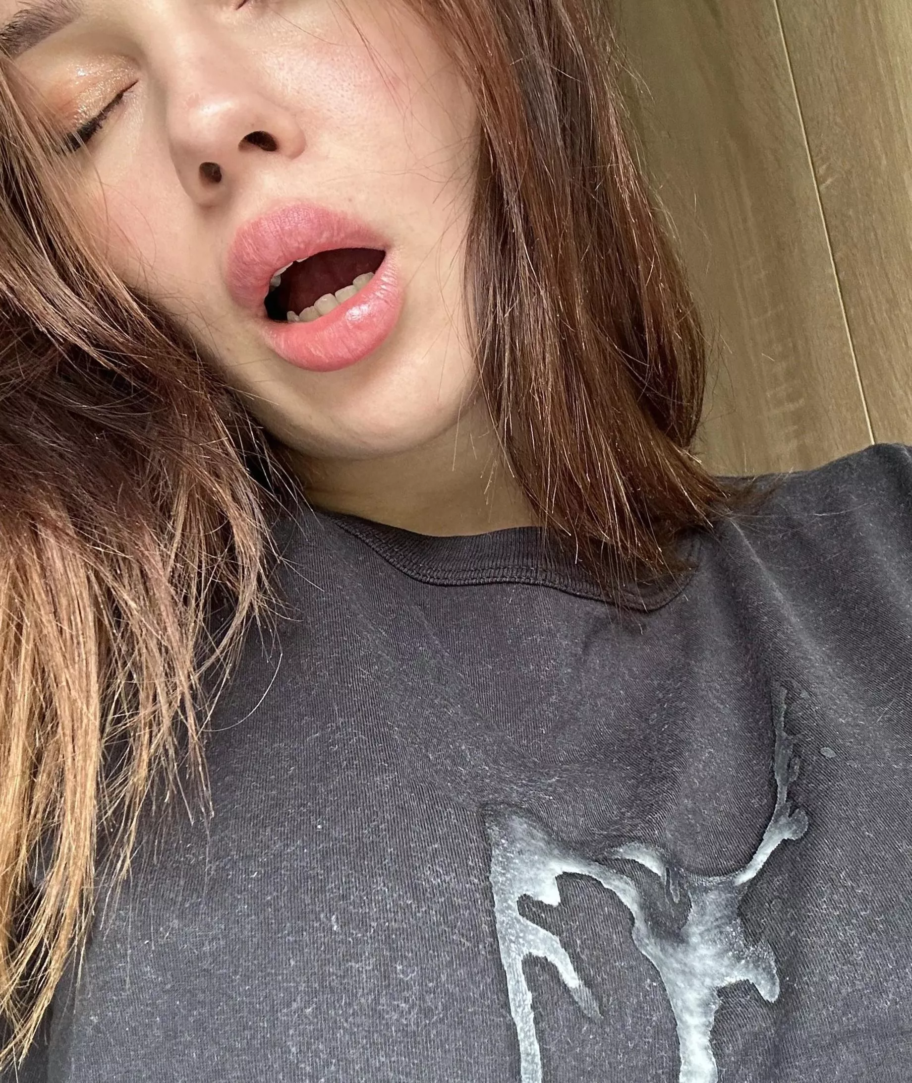 A guy from Tinder stained a fresh T-shirt right in the cafe toilet