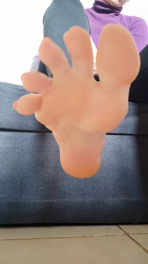 Can you imagine the aroma of my beautiful feet? 