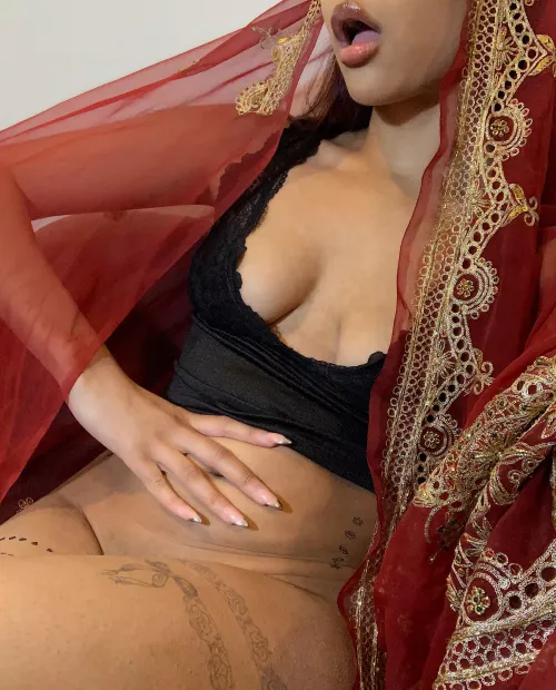 Every man needs an Indian queen [F]