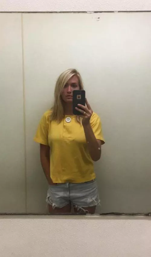 Love the bra lines on this milf 