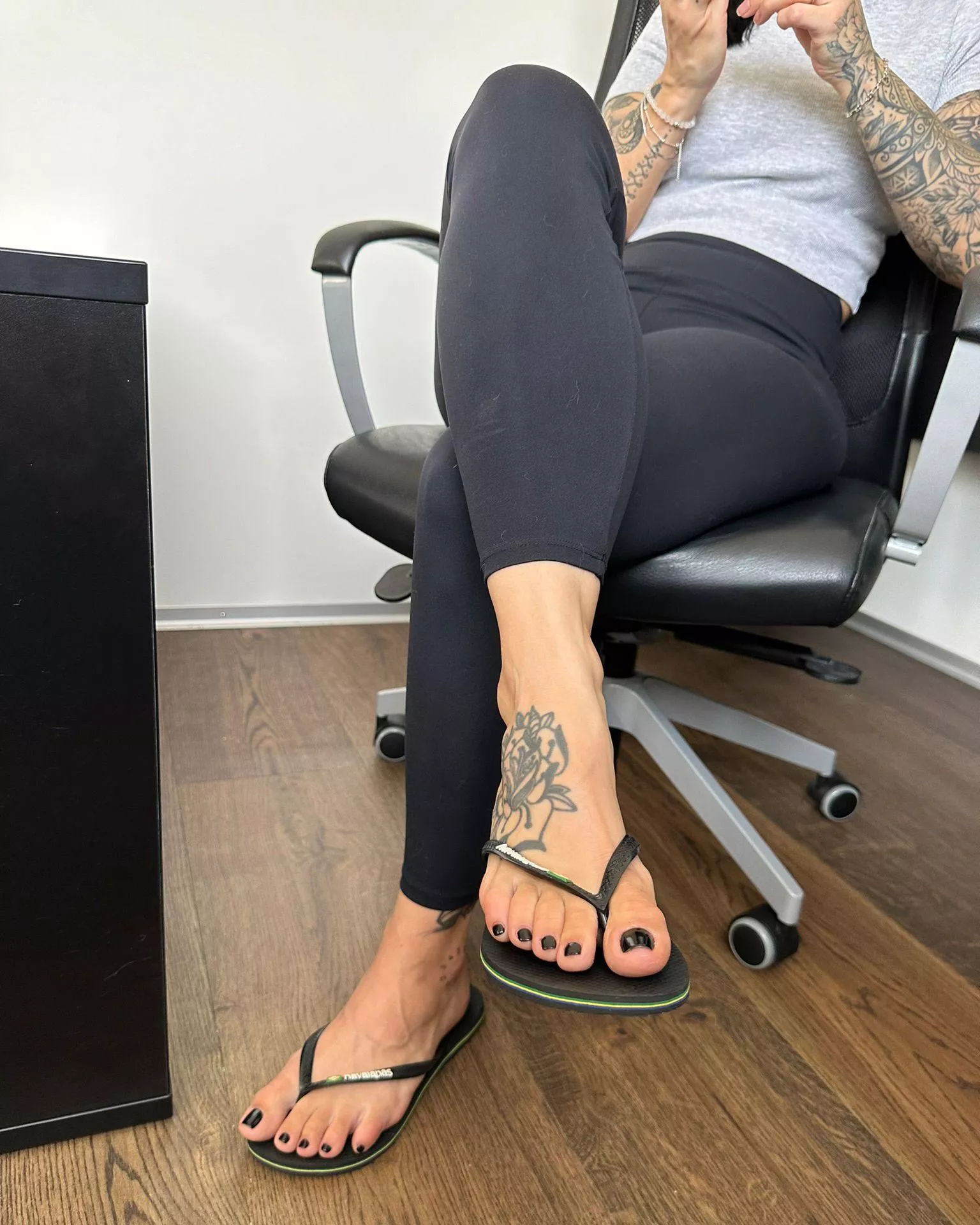 Office attire: Sexy flip flop feet on display! 😜 Can you even focus on the work?