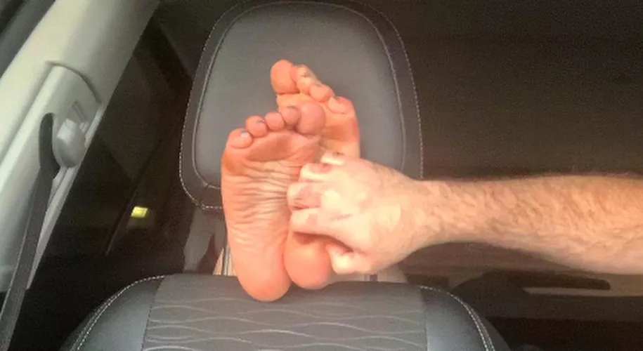 These cute little feet got stuck in the headrest 😏