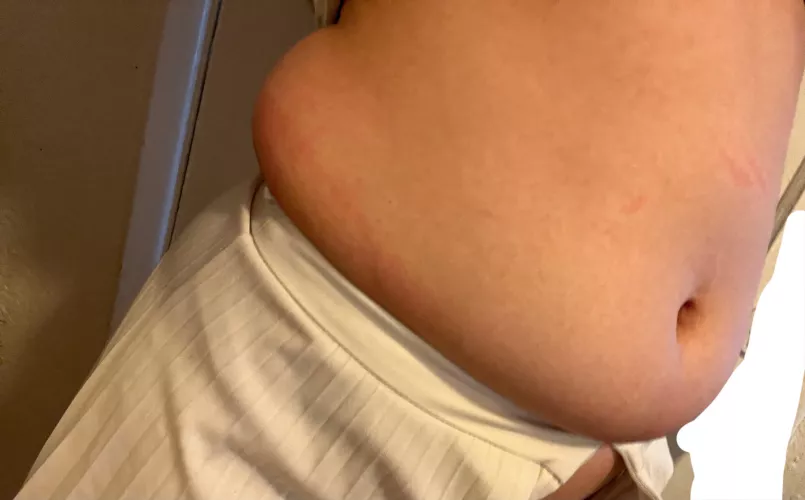 This guy on a date literally patted my belly ohhhh my god lol 