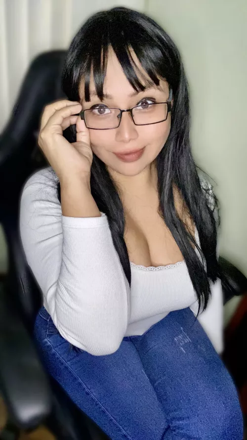 Trying to be a good looking teacher (f)