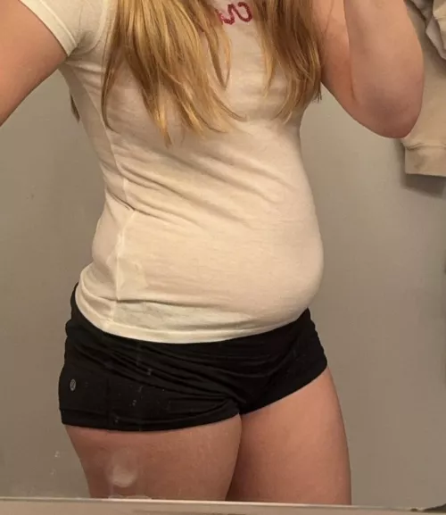 A girl who likes to eat and has the belly to show for it😋